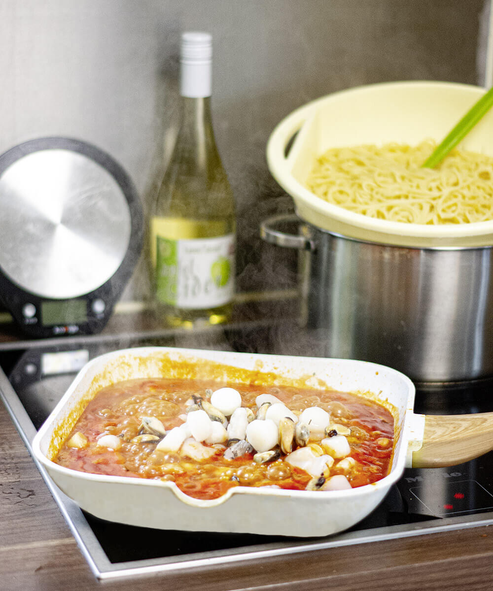 Spaghetti mit Meeresfrüchten und Cider in der Pfanne 